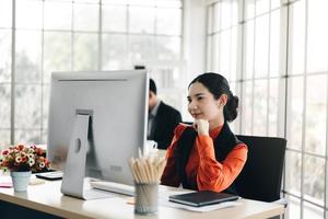 distance sociale avec une femme d'affaires assise au bureau. photo