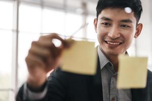 sourire heureux homme d'affaires adulte utiliser le poster au bureau. photo