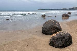 moeraki rochers à koekohe beach sur la côte d'otago en nouvelle-zélande photo