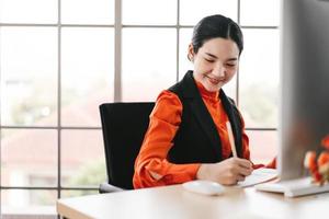 portrait d'une femme de salaire asiatique d'affaires de bureau de sourire heureux. photo