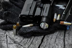 Pistolet automatique de 9 mm qui a ajouté du troch sous le museau tenant dans la main, espace de copie, mise au point douce et sélective sur le pistolet. photo
