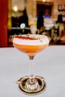 cocktail d'alcool sur la table du bar photo