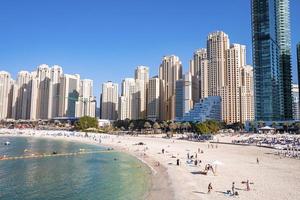 beaux immeubles résidentiels modernes avec plage en premier plan photo