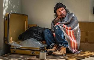 un sans-abri attend toute aide et tout don de passant. photo