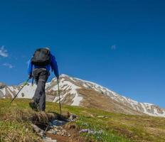 ascension du mont arera au-delà de la colline en raquettes au printemps photo