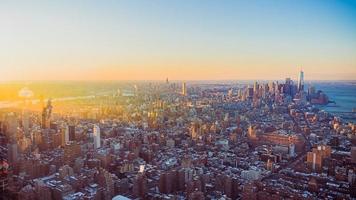 soleil tombant sur la ville de new york un jour d'hiver photo