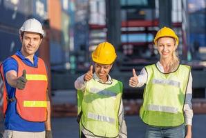 concept de travail d'équipe de succès, ingénieur de gens d'affaires et équipe de travailleurs souriant avec le pouce levé en signe de succès photo