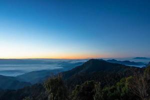 vue aérienne des montagnes brumeuses au lever du soleil photo