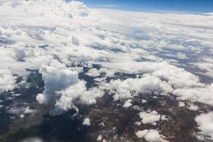 ciel bleu avec des nuages dans l'avion photo