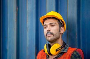 travailleur avec une pause cigarette, le travail prend une pause cigarette photo