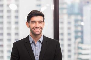 photo d'un bel homme d'affaires souriant et joyeux qui a réussi au bureau