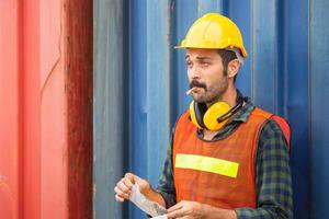 homme ouvrier avec une pause cigarette, le travail prend une pause cigarette photo