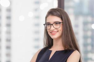 portrait d'une femme d'affaires souriante et joyeuse réussie au bureau photo