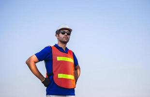 ouvrier d'usine homme debout sur une boîte à conteneurs et regardant vers le ciel photo