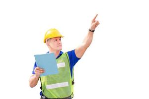 ingénieur homme en casque tenant la liste de contrôle du presse-papiers souriant et pointant vers le ciel avec un tracé de détourage sur fond blanc photo