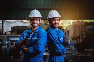 ingénierie de l'industrie portant la machine de meulage de tour d'exploitation de contrôle uniforme de sécurité travaillant dans l'usine de l'industrie. photo