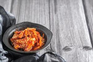 plats coréens traditionnels ou kimchi dans un bol sur une table en bois photo