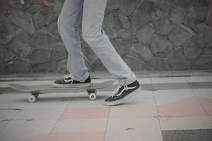 jambes sur les planches à roulettes photo