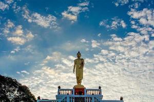 image de bouddha debout et le ciel bleu, concepts religieux photo