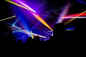 célébrez la nuit dans la danse du service de banquet de nuit et amusez-vous avec d'autres danseurs et djs. photo