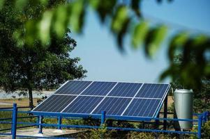 les cellules solaires convertissent l'énergie solaire du soleil en énergie. concept de cellule solaire avec espace de copie photo