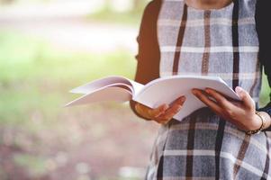 main et livre de jeunes femmes lit des livres pour l'éducation concept d'éducation photo