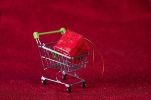 fond rouge et caddie shopping concept et commerce photo