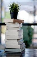 livre placé sur le bureau beaucoup de livres, belles couleurs pour étudier, savoir, éducation - images photo