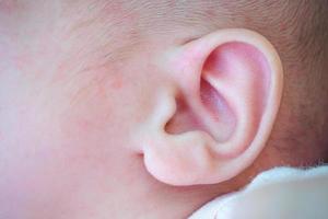 Gros plan de l'oreille de bébé photo