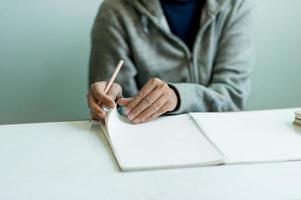 écrire sur papier au travail sur la table le matin, idées d'affaires. il y a de la place pour la copie. photo