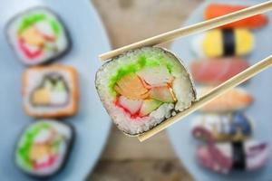 sushi avec des baguettes photo