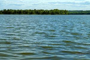 paysage fluvial avec de la végétation de l'autre côté photo