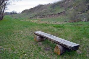 banc en bois avec bûches photo