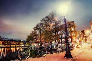 belle vue nocturne calme d'amsterdam photo