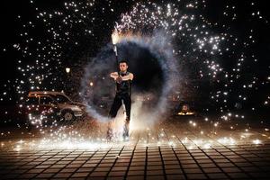 incroyable spectacle de feu la nuit photo