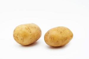 qualité des pommes de terre fondantes. isolé sur fond blanc photo