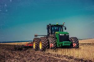 tracteurs travaillant dans le champ photo