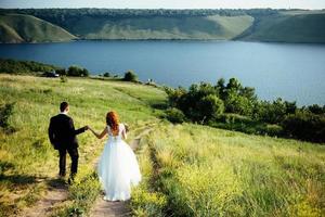 superbe mariée blonde et marié chic sur les rochers, au milieu de la se photo