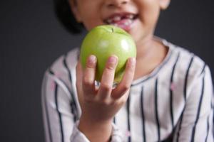 enfant fille main tenir une pomme mise au point sélective photo