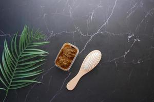 le bol en bois au henné réhydraté sur table photo