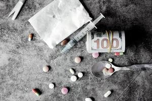 concept de toxicomanie avec paquet d'héroïne et seringue sur fond noir photo