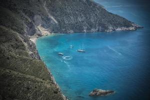 belle plage de myrtos sur l'île de céphalonie vue d'en haut photo