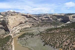 la beauté pittoresque du Colorado. point de roue de chariot sur la rivière yampa dans le monument national des dinosaures photo