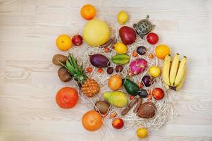 fruits exotiques avec petite tortue terrestre sur fond en bois. alimentation saine alimentation diététique. photo