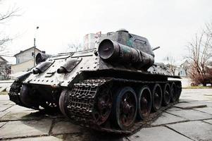 ancien char militaire vintage dans le piédestal de la ville. photo