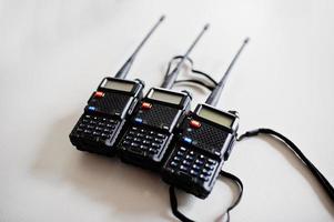 trois émetteurs radio portables sur fond d'acier. photo
