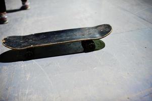 planche à roulettes avec ombres sur skate park le soir. photo