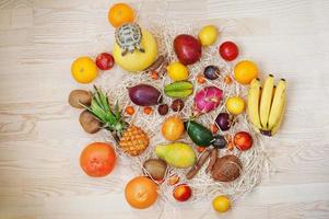 fruits exotiques avec petite tortue terrestre sur fond en bois. alimentation saine alimentation diététique. photo