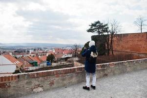 garçon faisant des photos par téléphone au château historique de mikulov, moravie, république tchèque. vieille ville européenne.