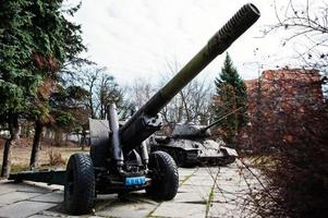 ancien obusier militaire vintage au piédestal de la ville. photo